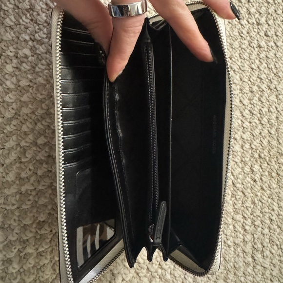 Michael Kors Large Logo Continental Wallet - Picture 4 of 5